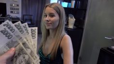 a esposa do dono do puteiro não resistiu ao dinheiro e fodeu com cliente