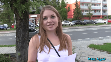 gatinha russa a procura de trabalho, aceitou a oferta