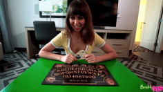 Jogando jogo de tabuleiro com a irmãzinha